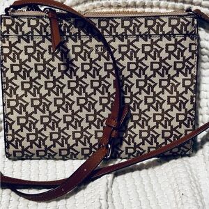 New DKNY Crossbody medium logo Jacquard gold hardware, zipper closure bag